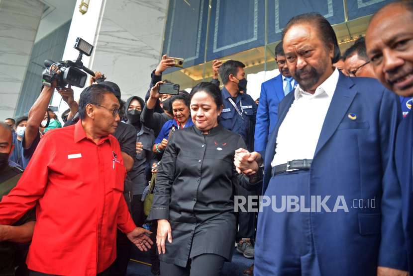 Ketua DPP PDIP Puan Maharani dan Ketua Umum Partai Nasdem Surya Paloh berjalan bersama usai pertemuan di Kantor DPP Nasdem, Jakarta Pusat, Senin (22/8/2022).