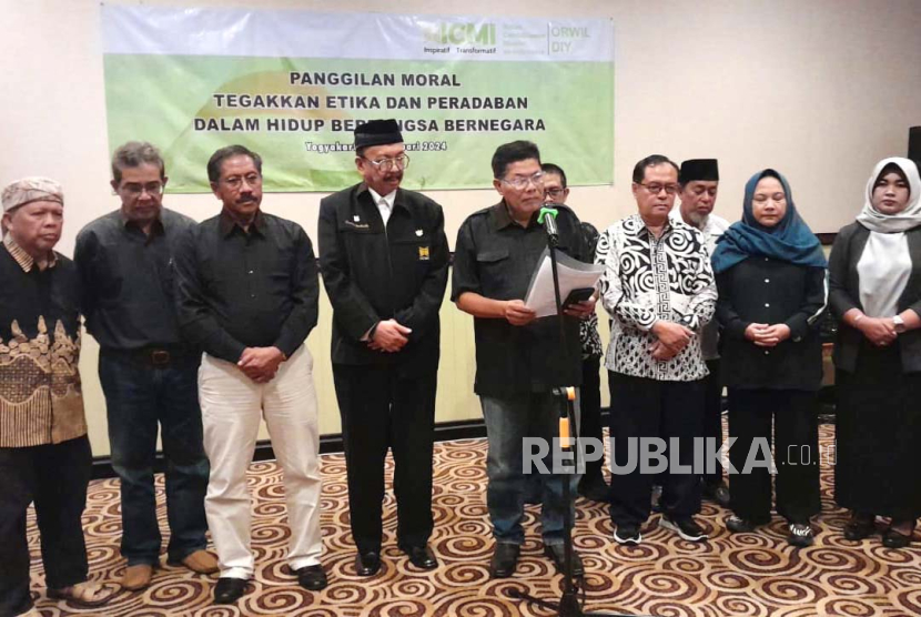 ICMI Orwil DIY menyatakan sikap menyikapi permasalahan yang mengancam demokrasi Indonesia jelang Pemilu 2024 di Loman Park Hotel, Depok, Kabupaten Sleman, DIY, Senin (5/2/2024). 