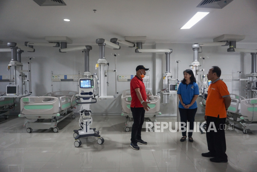 Solo Siapkan Lima Bus Antar Pemudik ke Karantina. Wali Kota Sol  FX. Hadi Rudyatmo memeriksa ruang isolasi di Rumah Sakit Umum Daerah (RSUD) Bung Karno, Solo, Jawa Tengah.