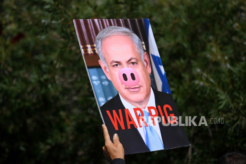  A protester holds up a placard of Israeli Prime Minister Benjamin Netanyahu during a Pro-Palestine protest at BP headquarters in Melbourne, Australia, 15 April 2024.  
