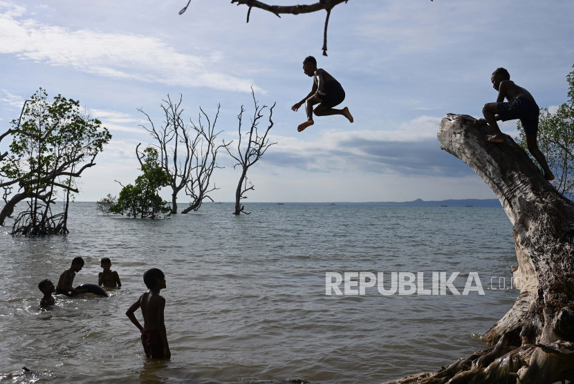 Sejumlah anak bermain air di perairan pesisir Kampung Nelayan Oesapa, Kota Kupang, Nusa Tenggara Timur (NTT), Jumat (28/6/2024). 