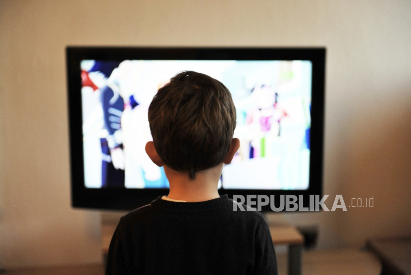 Anak menonton TV (ilustrasi). Eksistensi TV konvensional terus tergeser oleh keberadaan konten-konten di layanan digital. 