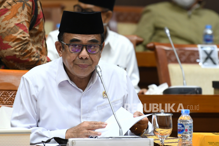 Menteri Agama Fachrul Razi mengikuti rapat kerja dengan Komisi VIII DPR, di Kompleks Parlemen Senayan, Jakarta, Senin (14/9/2020). Rapat kerja tersebut membahas RKA K/L Tahun Anggaran 2021 serta isu-isu terkini termasuk kasus penusukan terhadap pendakwah Syekh Ali Jaber. 