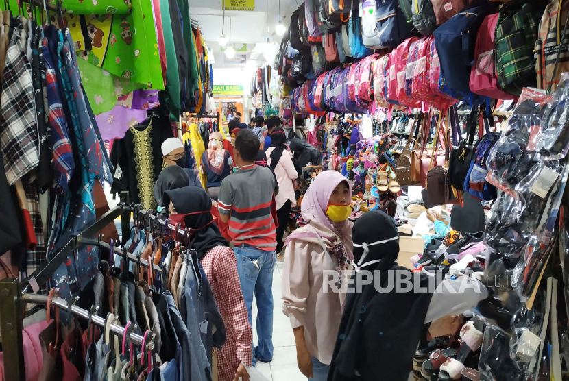 Mendekati Lebaran, Blok pakaian di Pasar Panorama, di Kecamatan Lembang, Kabupaten Bandung Barat, ramai pengunjung, Jumat (15/5). Di tengah pandemi Covid-19 dan pemberlakuan pembatasan sosial, tidak menyurutkan masyarakat untuk membeli pakaian Lebaran beserta perlengkapannya