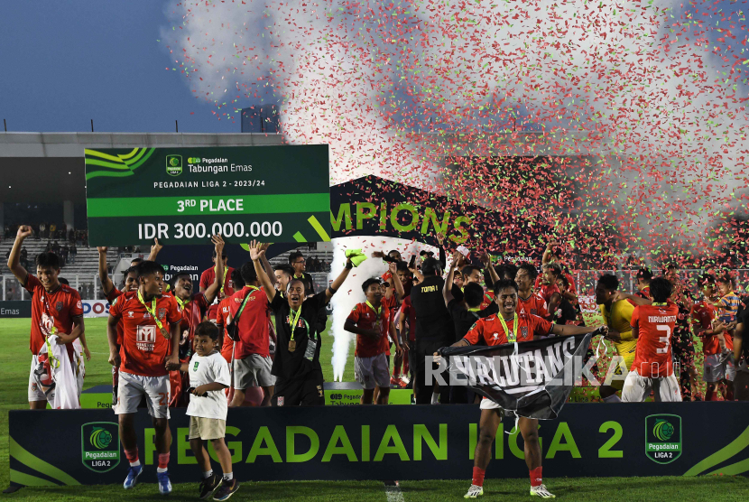 Sejumlah pesepak bola dan ofisial tim Malut United Fc melakukan selebrasi usai menjadi juara tiga Liga 2 di Stadion Madya, Senayan, Jakarta, Sabtu (9/3/2024). Malut United FC mengalahkan Persiraja Banda Aceh dengan skor 3-2 dan lolos ke Liga 1 musim 2024/2025 . 
