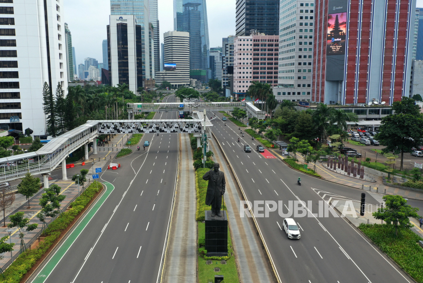 Foto aerial kendaraan melintas di Jalan Jenderal Sudirman, Jakarta, Senin (23/3/2020). 
