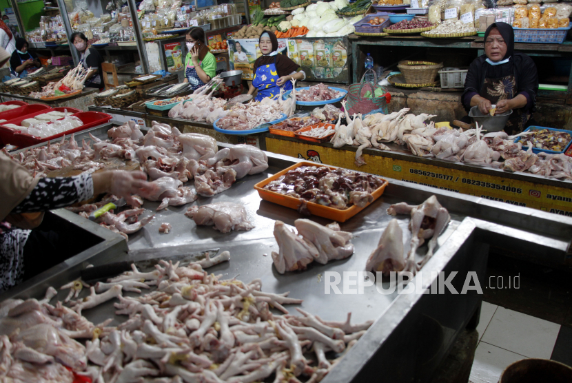 Pedagang menjual daging ayam potong di Pasar Gede Solo, Jawa Tengah, Senin (21/3/2022). Badan Pangan Nasional (National Food Agency/NFA) menyampaikan, early warning system (EWS) pangan yang dimiliki NFA mulai menunjukkan tren kenaikan harga daging ayam ras.