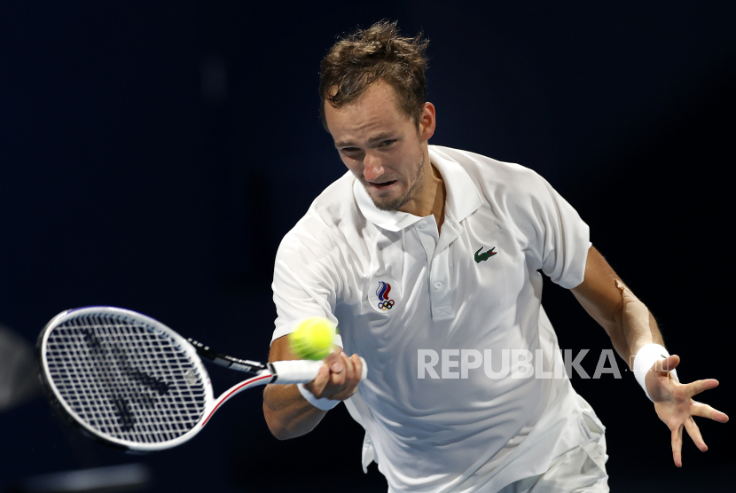 Daniil Medvedev, dari Komite Olimpiade Rusia,mengembalikan bola ke Pablo Carreno Busta dari Spanyol selama pertandingan Tenis Perempatfinal Tunggal Putra Olimpiade Tokyo 2020 di Ariake Coliseum di Tokyo, Jepang, 29 Juli 2021