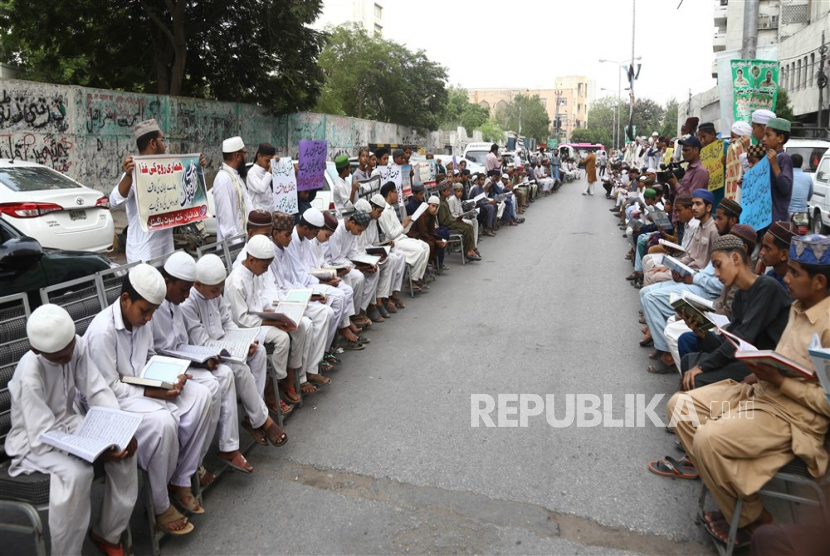 Siswa sekolah Islam Pakistan membaca Alquran di jalan saat demonstrasi menentang Swedia di Karachi, Pakistan, (6/7/2023).