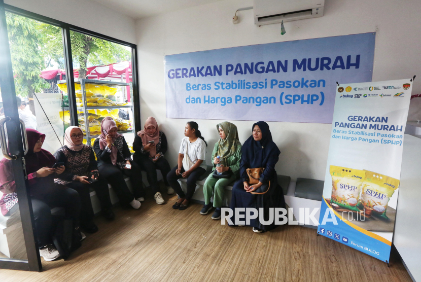 Warga mengantri untuk membeli beras program Stabilisasi Pasokan dan Harga Pangan (SPHP) saat kegiatan Gerakan Pangan Murah di Kantor Pos Fatmawati, Jakarta, Jumat (18/7/2025).