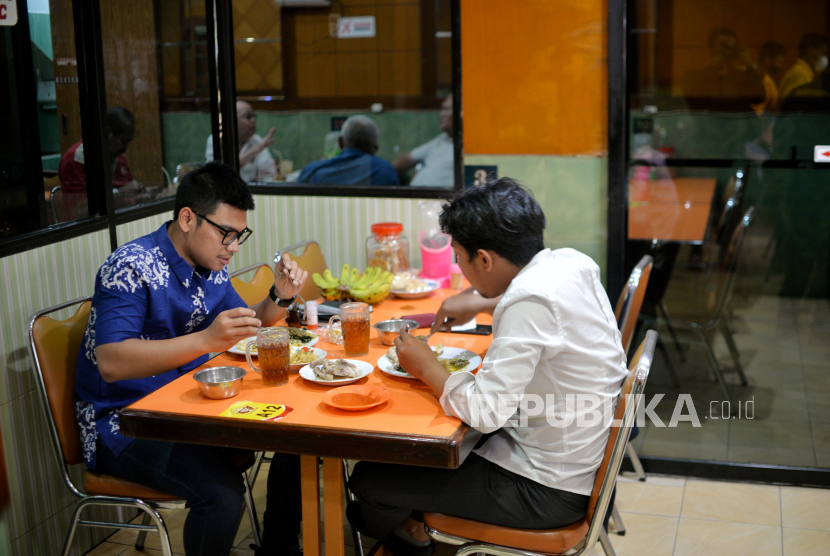 Konsumen menyantap hidangan masakan khas Padang. Doa Ketika Ditraktir atau Diberi Makan oleh Orang Lain 