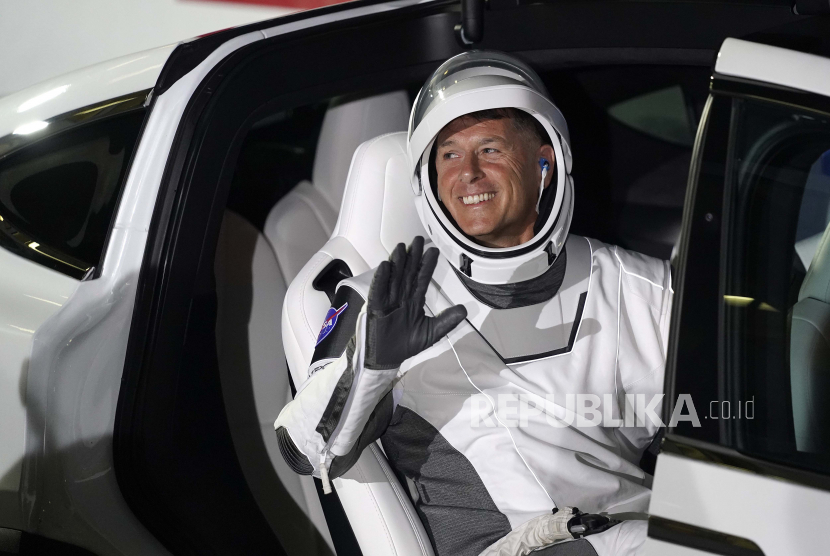 Astronot NASA Shane Kimbrough melambai saat dia meninggalkan gedung operasi dan checkout sebelum upaya peluncuran Jumat, 23 April 2021, di Kennedy Space Center di Cape Canaveral, Florida. Empat astronot akan terbang dalam misi SpaceX Crew ke Stasiun Luar Angkasa Internasional yang dijadwalkan untuk diluncurkan pada 23 April 2021.