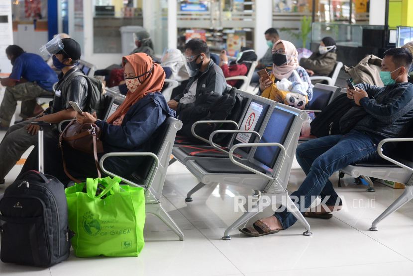 Sejumlah calon penumpang duduk di ruang tunggu Stasiun Gambir, Jakarta, Kamis (3/9). PT KAI (Persero) Daop 1 Jakarta menambah perjalanan hingga 41 kereta api (KA) pada September 2020. Penambahan perjalanan KA tersebut guna memenuhi kebutuhan para pengguna kereta api.Prayogi/Republika.