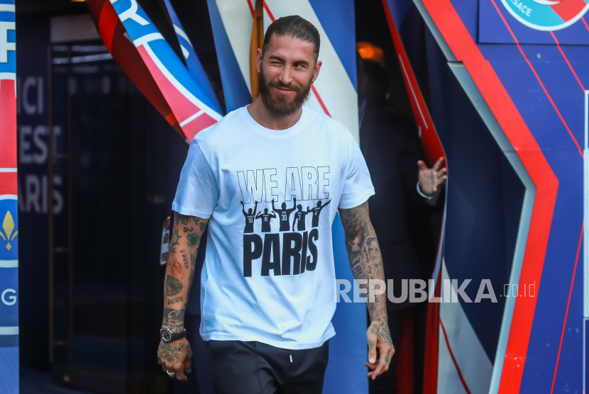 Rekrutan baru Paris Saint-Germain Sergio Ramos tiba untuk presentasinya kepada para penggemar sebelum pertandingan sepak bola Ligue 1 Prancis antara Paris Saint Germain dan Strasbourg di stadion Parc des Princes di Paris, Prancis, 14 Agustus 2021.