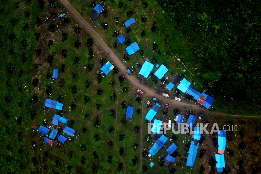 Pos Indonesia Cari Kantor Sementara di Masamba. Foto udara tenda pengungsian korban banjir bandang di Perbukitan Desa Meli, Kecamatan Baebunta, Kabupaten Luwu Utara, Sulawesi Selatan, Kamis (16/7/2020). 