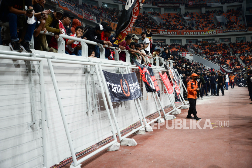 Pendukung Persija menyaksikan pertandingan persahabatan internasional melawan tim liga 1 Thailand saat Grand Launching Jakarta International Stadium (JIS) di JIS, Jakarta, Ahad (24/7/2022). 