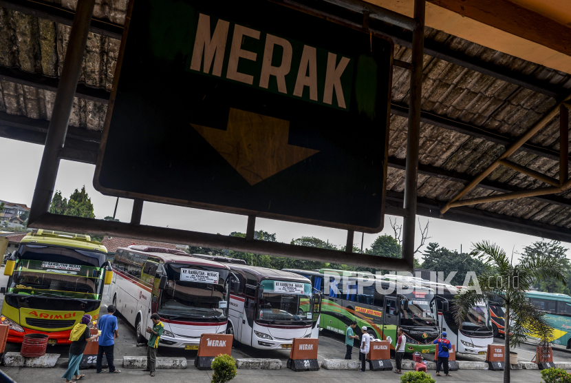 Sejumlah bus menunggu waktu keberangkatan di Terminal Kampung rambutan, Jakarta, (ilustrasi).
