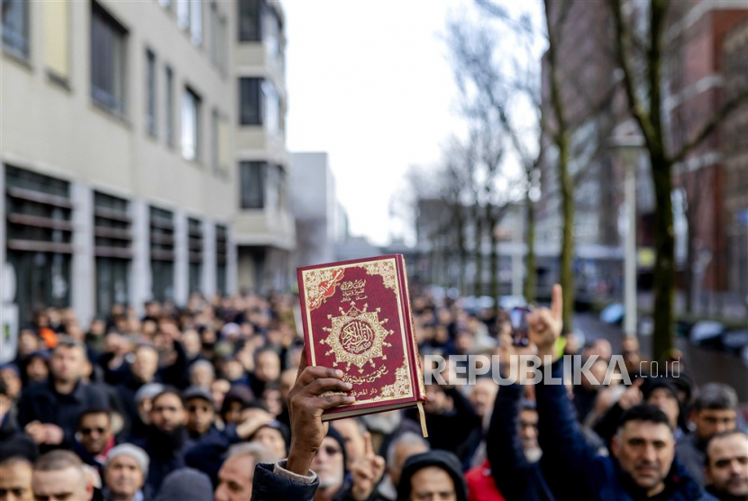 Muslim Belanda Lakukan Protes Terhadap Aksi Penodaan Alquran. Foto: Seseorang memegang salinan Alquran saat ikut serta dalam unjuk rasa untuk memprotes kebencian terhadap Muslim, di Den Haag, Belanda, Ahad (5/2/2023). Unjuk rasa itu diselenggarakan setelah seorang politisi Belanda, pemimpin kelompok Islamofobia Pegida, merobek halaman dari salinan Alquran di Den Haag pada akhir Januari 2023.