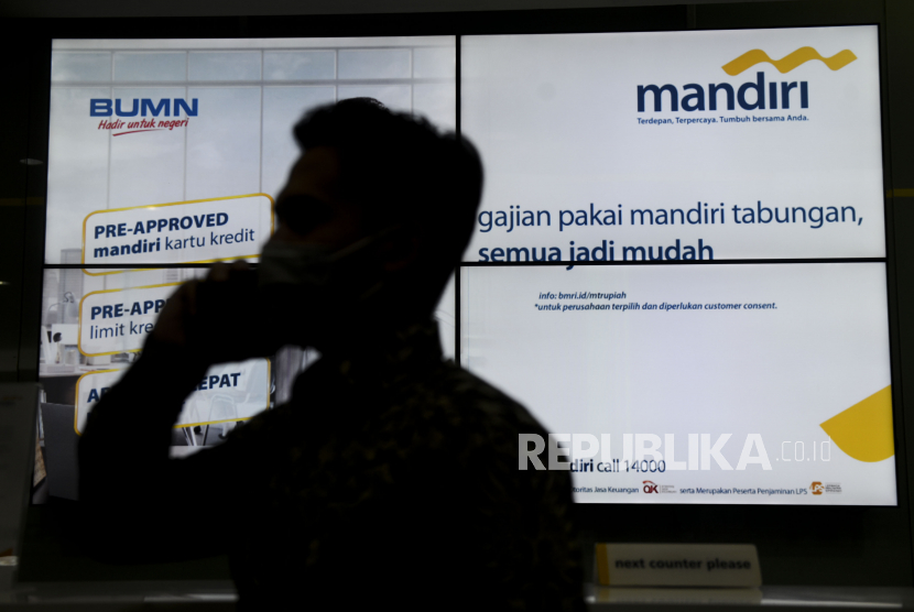 Nasabah saat beraktivitas di Plaza Mandiri, Jakarta (ilustrasi). PT Bank Mandiri (Persero) Tbk mulai membentuk biaya pencadangan untuk menalangi kemungkinan debitur tidak mampu membayar setelah mendapatkan restrukturisasi.