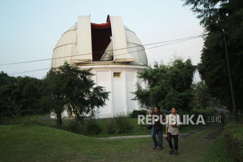 Suasana komplek Observatorium Bosscha di Lembang, Kabupaten Bandung Barat, saat pengamatan hilal oleh tim Observatorium Bosscha Institut Teknologi Bandung (ITB) bersama pihak-pihak terkait pada 2018 lalu.