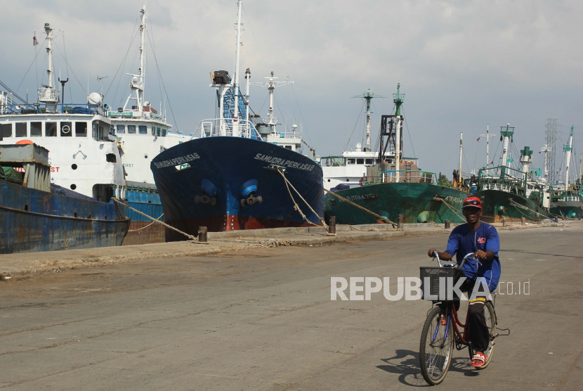 Warga bersepeda di Pelabuhan Kalimas, Surabaya, Jawa Timur, Sabtu (23/5). Badan Pusat Statistik (BPS) Jawa Timur mencatat, nilai ekspor Jatim pada Januari 2021 mengalami penurunan sebesar 13,79 persen dibandingkan bulan sebelumnya, yaitu dari 1,78 miliar dolar AS menjadi 1,54 miliar dolar AS. 