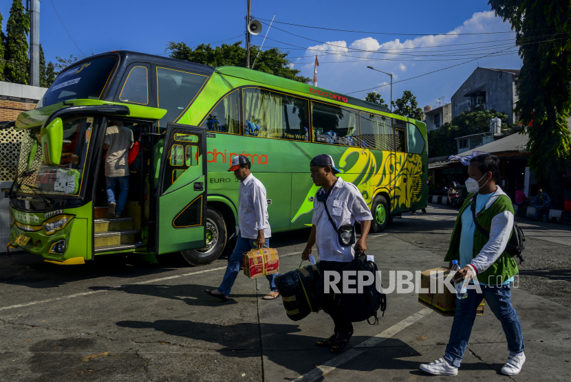 Sejumlah penumpang saat akan menaiki bus di Terminal Kalideres, Jakarta (ilustrasi)