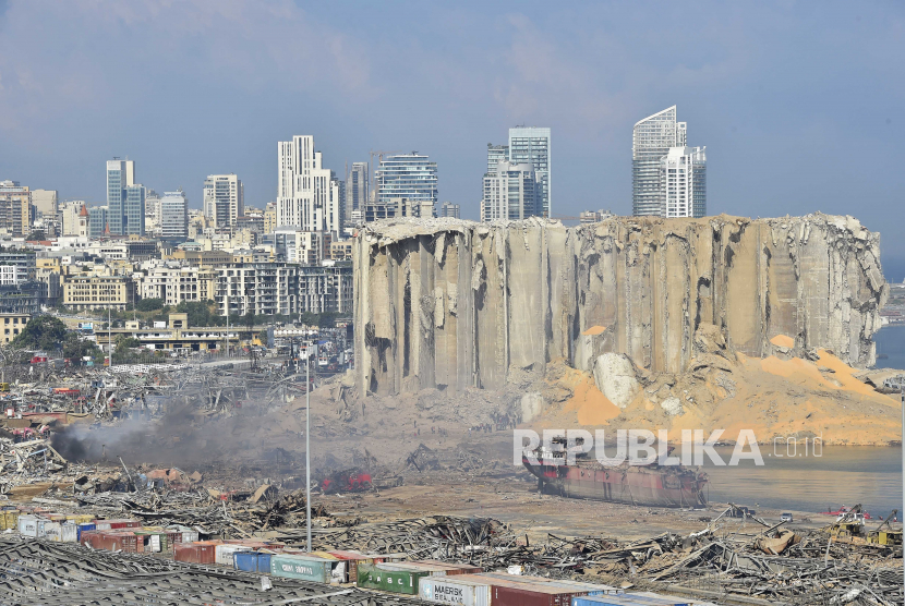  Pandangan umum tentang pelabuhan yang hancur setelah ledakan besar di pusat kota Beirut, Lebanon, 05 Agustus 2020. Menurut laporan media, setidaknya 100 orang tewas dan lebih dari 4.000 orang terluka setelah ledakan, yang disebabkan oleh lebih dari 2.500 ton amonium nitrat yang disimpan di gudang, menghancurkan area pelabuhan pada tanggal 4 Agustus. 