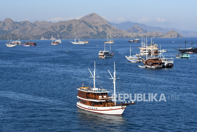 Kapal Pinisi melintas di perairan Labuan Bajo, Kabupaten Manggarai Barat, NTT. BPOLBF mengajak wisatawan agar tidak perlu khawatir untuk mengunjungi Labuan Bajo.