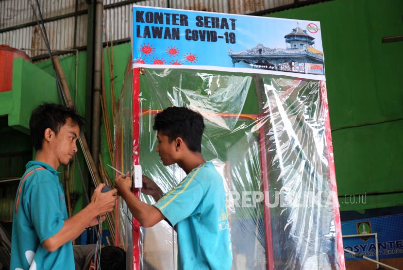 Pekerja membuat bilik sterilisasi Konter Sehat di Pos Pelayanan Teknologi Tepat Guna (Posyantek) Cipta Karya Serengan, Solo, Jawa Tengah, Selasa (24/3/2020). Bilik penyemprotan disinfektan untuk sterilisasi otomatis tersebut diproduksi sebagai upaya membantu pemerintah untuk antisipasi penyebaran COVID-19 di Kota Solo