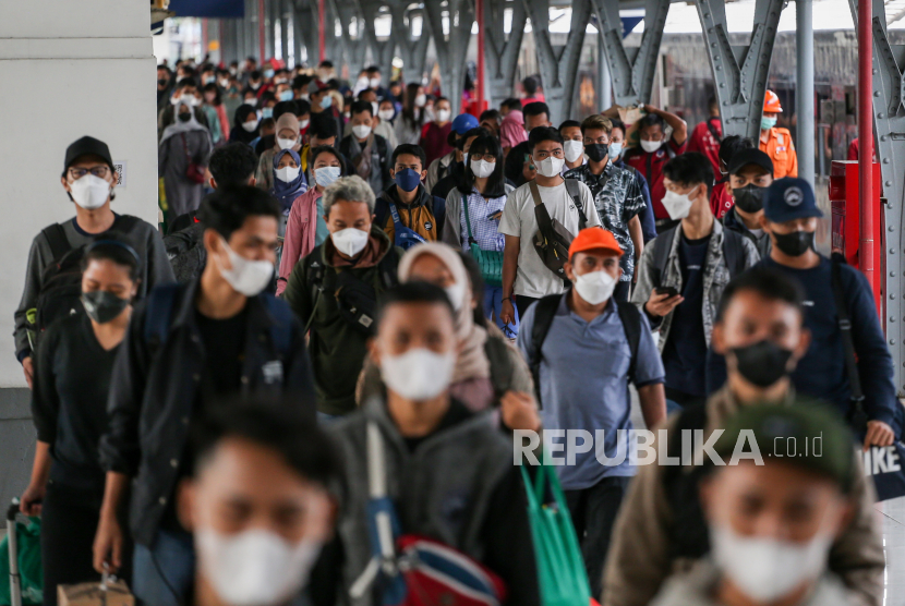 Penumpang kereta api Sawunggalih dari Kutoarjo tiba di Stasiun Pasar Senen, Jakarta, Senin (3/1/2022). PT Kereta Api Indonesia (Persero) atau KAI mencatat peningkatan jumlah penumpang selama masa angkutan Natal dan Tahun Baru 2021/2022. 