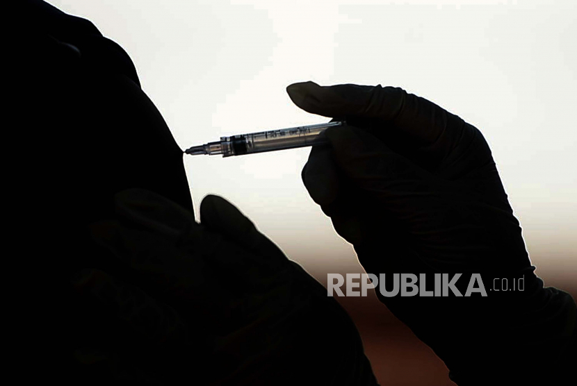 Juru Bicara Vaksinasi COVID-19 Kementerian Kesehatan (Kemenkes) Siti Nadia Tarmizi menegaskan vaksinasi dosis ketiga (booster) saat ini hanya diberikan kepada tenaga kesehatan (nakes) dan tenaga pendukung kesehatan yang telah mendapatkan dosis pertama dan kedua vaksin Covid-19. Jumlah mereka sekitar 1,5 juta orang di Indonesia. (Foto ilustrasi: Vaksinasi Covid-19)