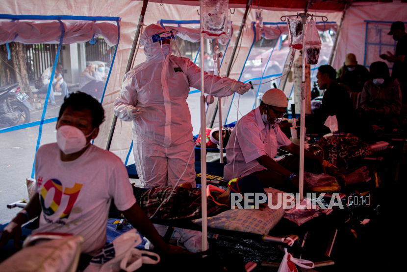 Tenaga kesehatan memeriksa pasien di tenda darurat  RSUD Chasbullah Abdulmajid Kota Bekasi, Jawa Barat, Ahad (27/6).