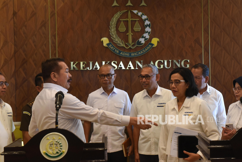 Jaksa Agung Sanitiar Burhanuddin (kiri) berbincang dengan Menteri Keuangan Sri Mulyani Indrawati (kanan) usai memberikan keterangan pers terkait laporan Menkeu mengenai dugaan tindak pidana korupsi pada Lembaga Pembiayaan Ekspor Indonesia (LPEI) di Kejaksaan Agung, Jakarta, Senin (18/3/2024). Sri Mulyani melaporkan adanya indikasi dugaan korupsi atau fraud dalam pemberian fasilitas kredit LPEI dengan nilai total mencapai Rp2,505 triliun. 