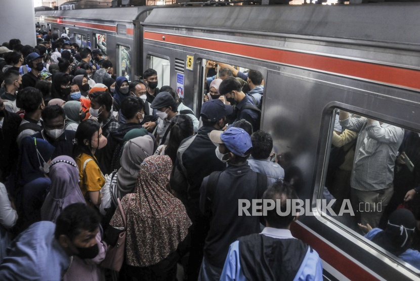Foto penumpang berdesakan naik KRL Commuter Line di Stasiun Manggarai, Jakarta Selatan.
