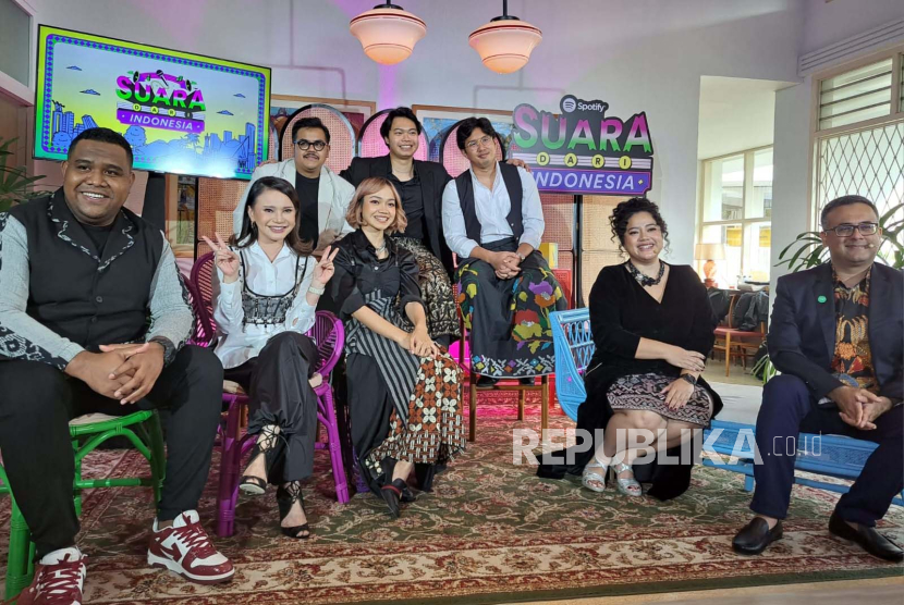 Musisi Andmesh, Rossa, dan band Reality Club di acara Ngobrol Asik Sore-Sore (Ngaso) bareng Spotify di Silk Bistro, Jakarta, Kamis (10/8/2023). 