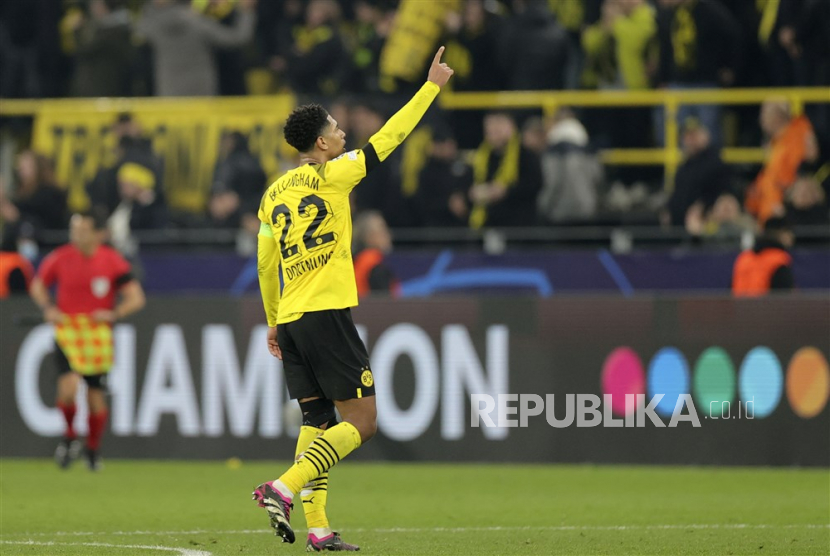 Jude Bellingham dari Dortmund merayakan setelah memenangkan UEFA Champions League Babak 16 besar, pertandingan leg pertama antara Borussia Dortmund dan Chelsea FC di Dortmund, Jerman, 15 Februari 2023.