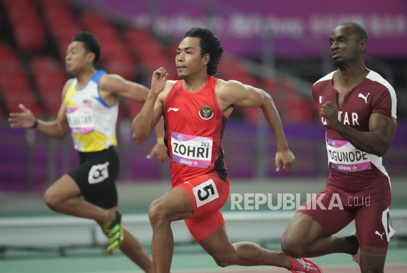 Sprinter Indonesia, Lalu Muhammad Zohri (depan) saat bertarung di nomor lari 100 meter putra Asian Games 2022 Hangzhou, Cina.