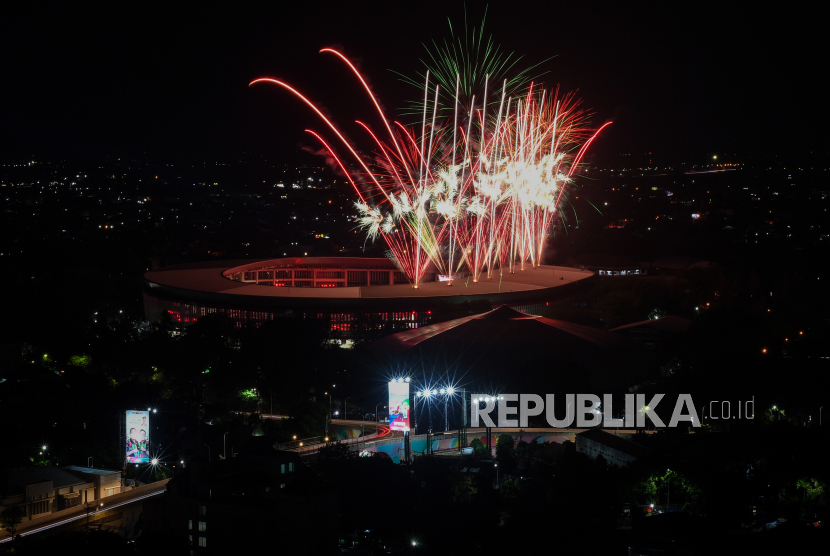 Suasana pesta kembang api pada penutupan Peparnas XVII Solo 2024 di Stadion Manahan, Solo, Jawa Tengah, Ahad (13/10/2024). Peparnas XVII Solo 2024 resmi ditutup dan Jawa Tengah menjadi juara umum dengan perolehan total 406 medali (161 emas, 121 perak, dan 124 perunggu) disusul Jawa Barat dengan total 354 medali (120 emas, 116 perak, dan 118 perunggu). 