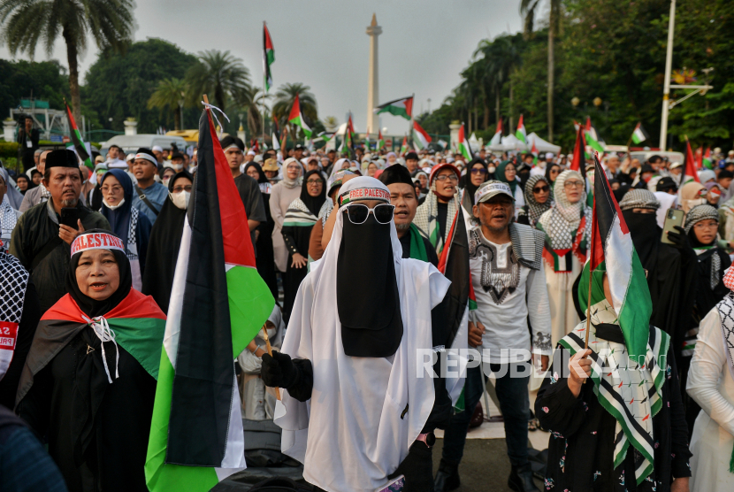 Massa menggelar aksi solidaritas Doa Untuk Gaza di kawasan Monumen Nasional (Monas), Jakarta, Ahad (7/4/2024). Dalam aksinya mereka mengajak memboikot produk terafiliasi Israel.