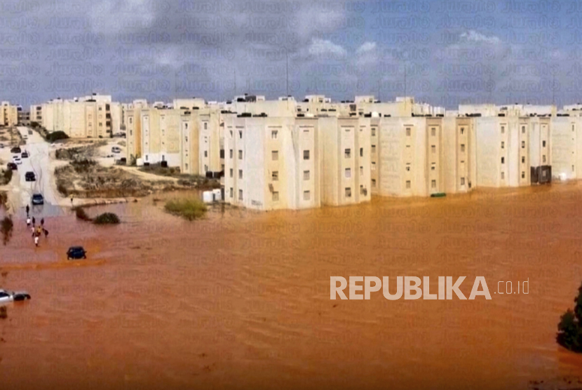 Jalan-jalan terendam banjir setelah badai Daniel di Marj, Libya, Senin, (11/9/2023). Jebolnya bendungan di Libya menjadi peringatan bagi Indonesia yang memiliki cukup banyak bendungan.