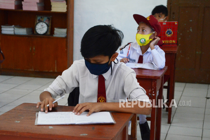 Pemerintah Kota (Pemkot) Bandung segera membahas tentang rencana pelaksanaan pembelajaran tatap muka (PTM) di masa penerapan pembatasan kegiatan (PPKM) level 3. (Foto ilustrasi: Pelajar SD mengikuti pembelajaran tatap muka terbatas)