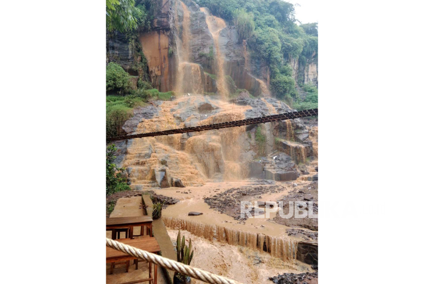 Kondisi debit air di curug Batu Templek, Kecamatan Cimenyan, Kabupaten Bandung yang mengecil setelah sempat debit air deras, Rabu (10/1/2024). 