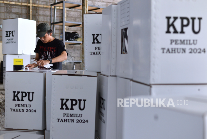 Pekerja merakit kotak suara Pemilu 2024 di Gudang KPU Badung, Bali.