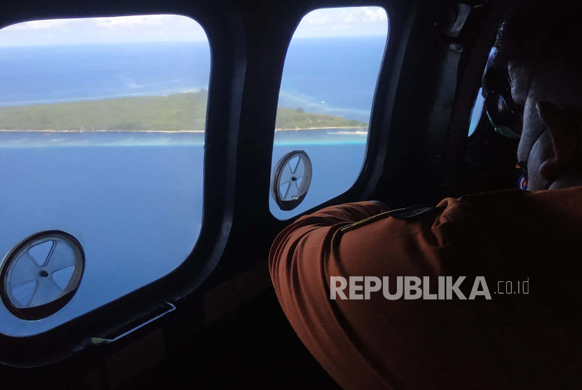 Badan Pencarian dan Penyelamatan (Basarnas) mengerahkan helikopter untuk mencari enam penumpang KM Rukun Jaya yang hilang di Laut Jawa pada Rabu (25/1/2023).