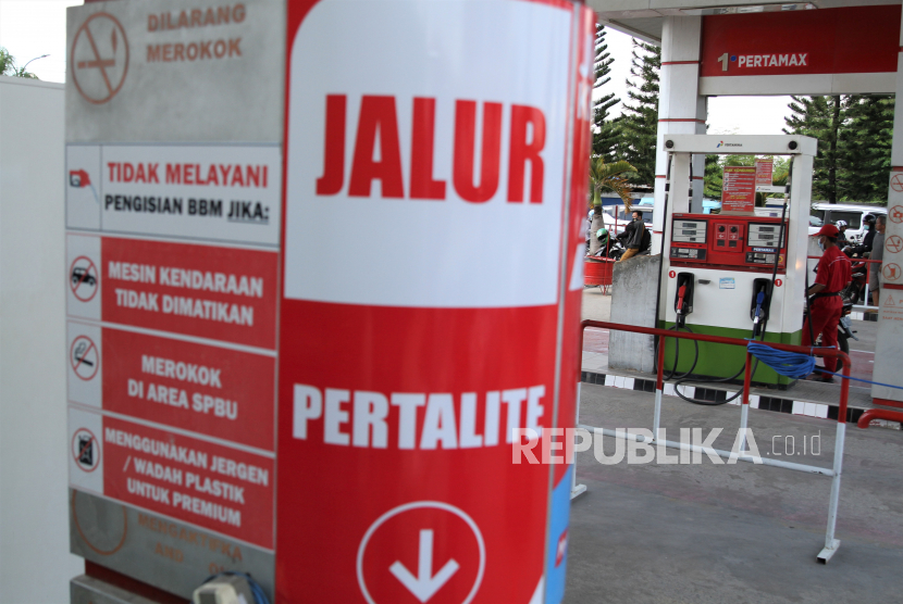 Petugas melayani pengisian BBM jenis Pertalite di SPBU 74.931.04 Tapak Kuda, Kendari, Sulawesi Tenggara.  PT Pertamina (Persero) belum dapat berkomentar banyak tentang isu rencana kenaikan bahan bakar minyak (BBM) jenis Pertalite dan LPG 3 Kg.
