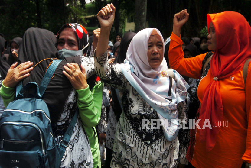 Sejumlah guru honorer menangis ketika doa bersama saat unjuk rasa meminta diangkat menjadi PPPK, di kantor Pemerintah Kabupaten Tegal, Jawa Tengah, Jumat (26/1/2024).