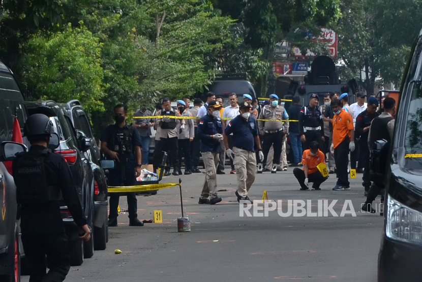 Petugas melakukan oleh TKP bom bunuh diri di Markas Sektor Kepolisian Astana Anyar, Kota Bandung, Rabu (7/12/2022). Dalam peristiwa itu 11 orang yang menjadi korban. 10 orang merupakan anggota polisi dan satu orang warga sipil yang sedang melintas di sekitar lokasi kejadian. Sedangkan pelaku bom bunuh diri dipastikan tewas di lokasi.