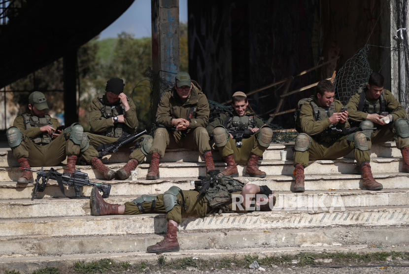 Tentara Israel beristirahat sdi sebuah bangunan terbengkalai di Dataran Tinggi Golan, 15 Februari 2021.