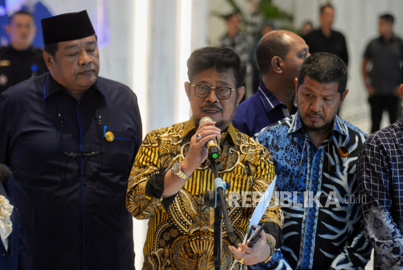 Menteri Pertanian Syahrul Yasin Limpo (SYL) memberikan keterangan pers di Nasdem Tower, Jakarta, Kamis (5/10/2023). Dalam keterangannya SYL menyampaikan telah menjalani pemeriksaan di Polda Metro Jaya untuk memberikan keterangan terkait dugaan pemerasan yang dilakukan oleh Pimpinan KPK. Sebelumnya KPK telah melakukan penggeledahan dirumah dinas Syahrul Yasin Limpo (tengah) pada Kamis (28/9) hingga Jumat (29/9) lalu terkait dugaan kasus korupsi di Kementerian Pertanian. Menanggapi dugaan kasus tersebut, Ketua Umum Partai Nasdem Surya Paloh meminta SYL segera mengundurkan diri dari jabatannya sebagai Menteri Pertanian untuk menghormati proses penyidikan kasus dugaan korupsi yang menyeretnya.