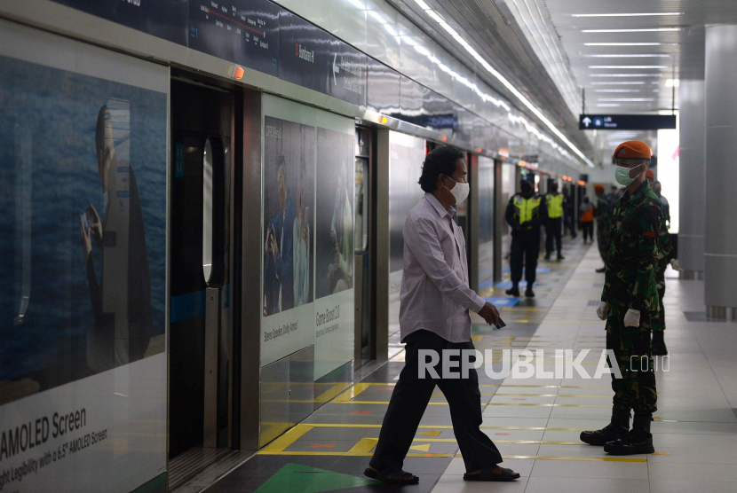 Personil TNI berjaga di Stasiun MRT Bundaraan HI, Jakarta, Selasa (26/5). Pada tatanan new normal, aparat gabungan TNI dan Polri akan dikerahkan ke berbagai lokasi keramaian untuk mengawasi aktivitas masyarakat. (ilustrasi)